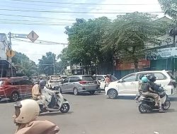 Kepadatan Lalu Lintas di Simpang Tiga Burengan, H+3 Lebaran Minim Petugas Pengatur Jalan