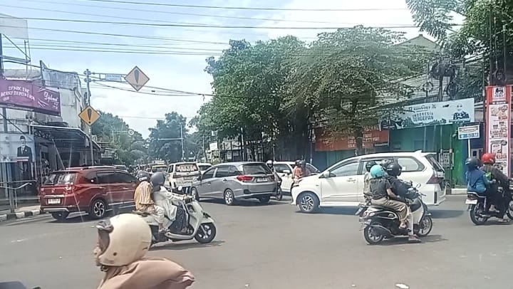 Kepadatan Lalu Lintas di Simpang Tiga Burengan, H+3 Lebaran Minim Petugas Pengatur Jalan