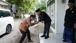 Mas Dhito dan Mbak Cicha Tunaikan Zakat Mal Lewat Baznas Kabupaten Kediri