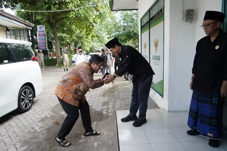 Mas Dhito dan Mbak Cicha Tunaikan Zakat Mal Lewat Baznas Kabupaten Kediri