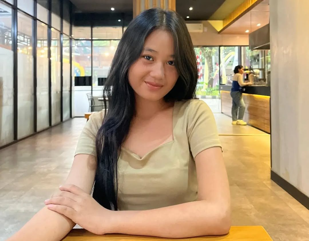 Sosok Gadis Korban Gusur Bantaran Sungai yang Protes Wisuda Dihapus, Ternyata Artis Iklan Judol 