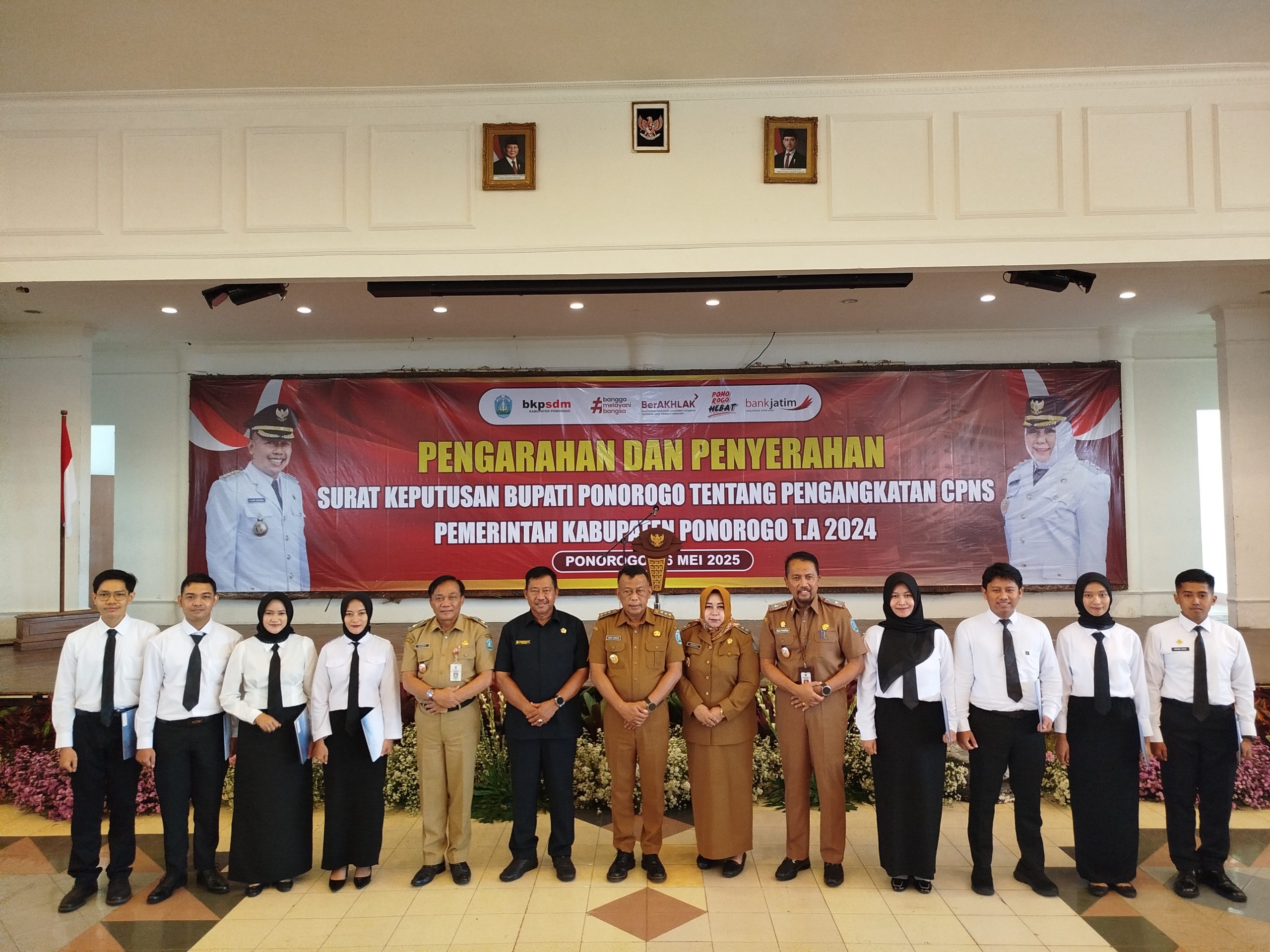 Bupati Ponorogo saat menyerahkan SK pengangkatan ratusan CPNS formasi 2024.