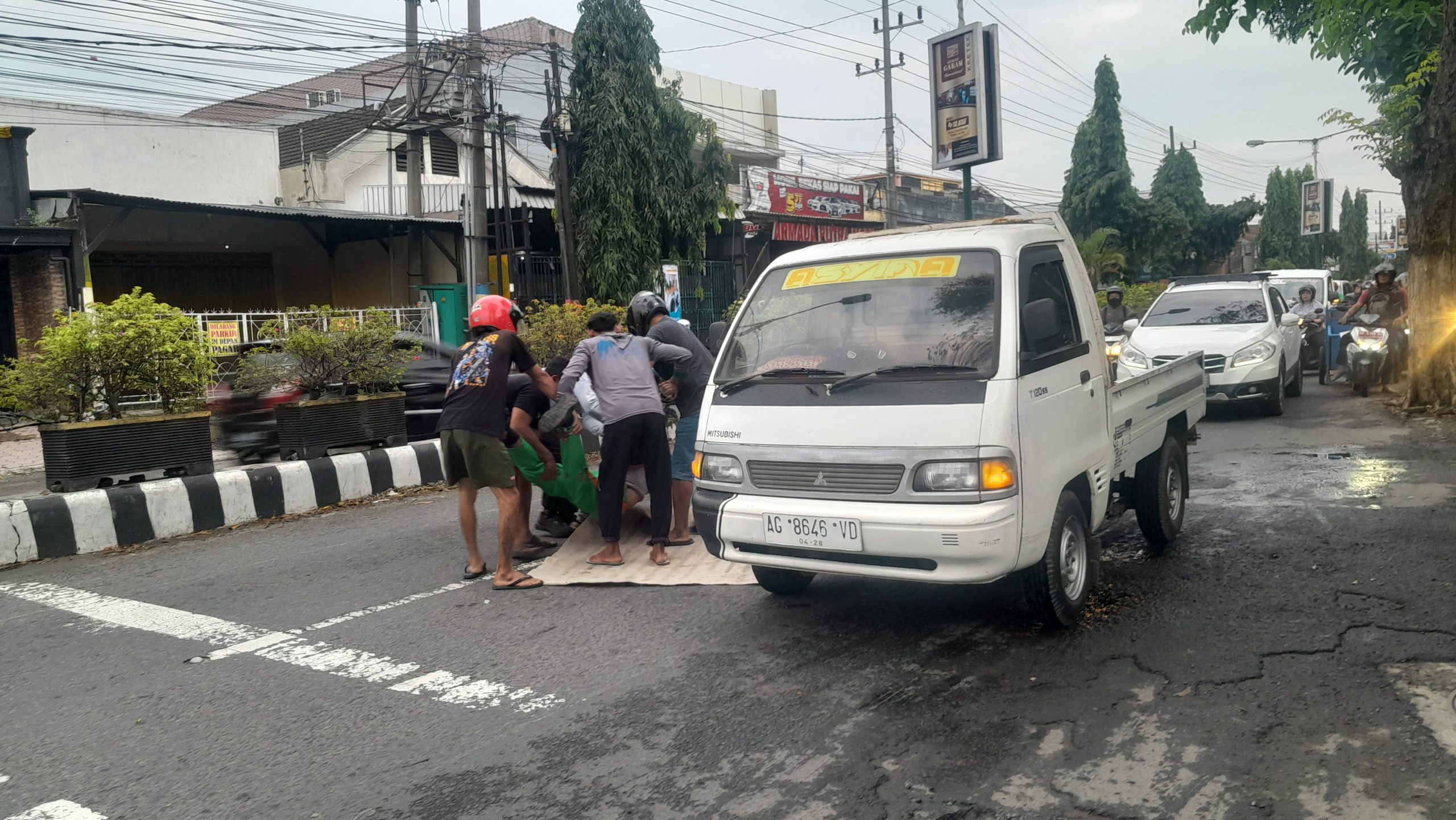 Kecelakaan Tragis di Kediri, Pelajar Tewas di Tempat Usai Tabrak Motor dan Pembatas Jalan