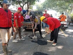 LSM Cakrawala Keadilan Tambal Jalan Berlubang di Pantura Lamongan Pakai Dana Swadaya
