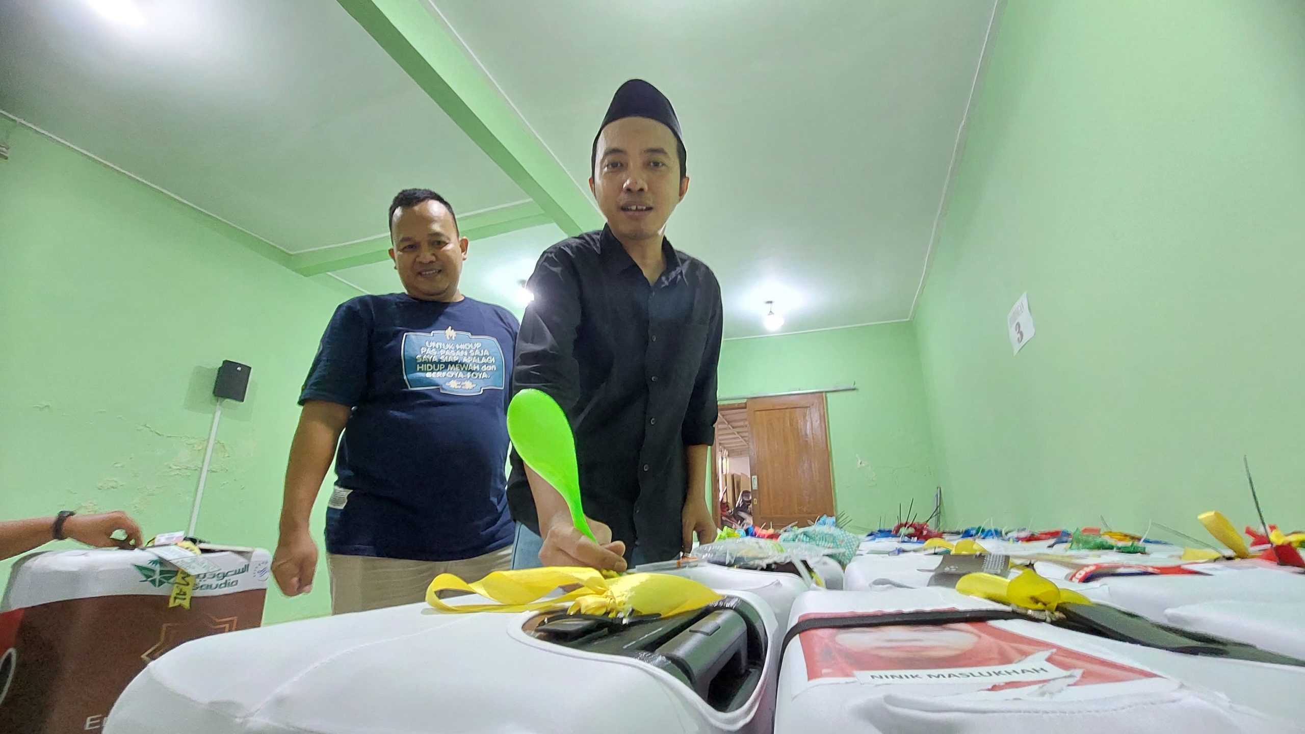 Penanda Unik Koper Jamaah Haji Lamongan Jadi Sorotan: Ada yang Pakai Centong Nasi hingga Karpet Masjid