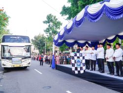 Sebanyak 760 Jamaah Diberangkatkan, Bupati Lamongan Tekankan Pentingnya Kesehatan dan Solidaritas Haji