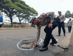 Jalan Poros Lamongan–Babat Dipenuhi Lubang, Satlantas Ambil Langkah Taktis Beri Tanda Peringatan