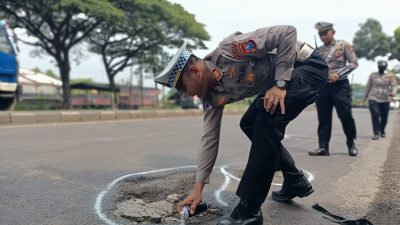 Jalan Poros Lamongan–Babat Dipenuhi Lubang, Satlantas Ambil Langkah Taktis Beri Tanda Peringatan
