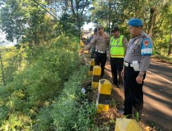 Diduga Mengantuk! Sopir Jeep Wisatawan Jatuh ke Jurang Sedalam 3 Meter