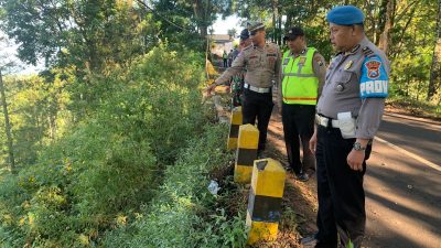 Diduga Mengantuk! Sopir Jeep Wisatawan Jatuh ke Jurang Sedalam 3 Meter