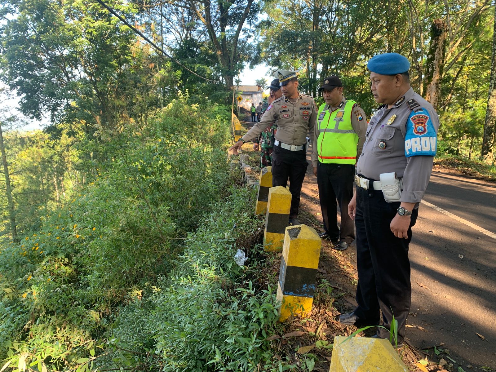 Diduga Mengantuk! Sopir Jeep Wisatawan Jatuh ke Jurang Sedalam 3 Meter