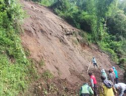 Longsor Tutup Total Akses ke Pura Arjuno, Warga Terisolasi Sementara