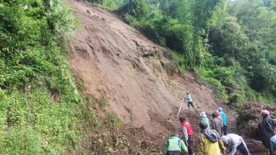 Longsor Tutup Total Akses ke Pura Arjuno, Warga Terisolasi Sementara