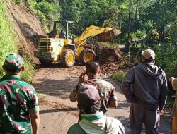 Longsor Timpa Jalan ke Pura Arjuno, Eskavator Dikerahkan untuk Evakuasi