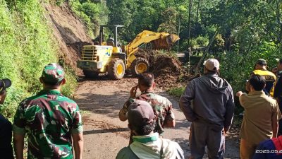 Longsor Timpa Jalan ke Pura Arjuno, Eskavator Dikerahkan untuk Evakuasi