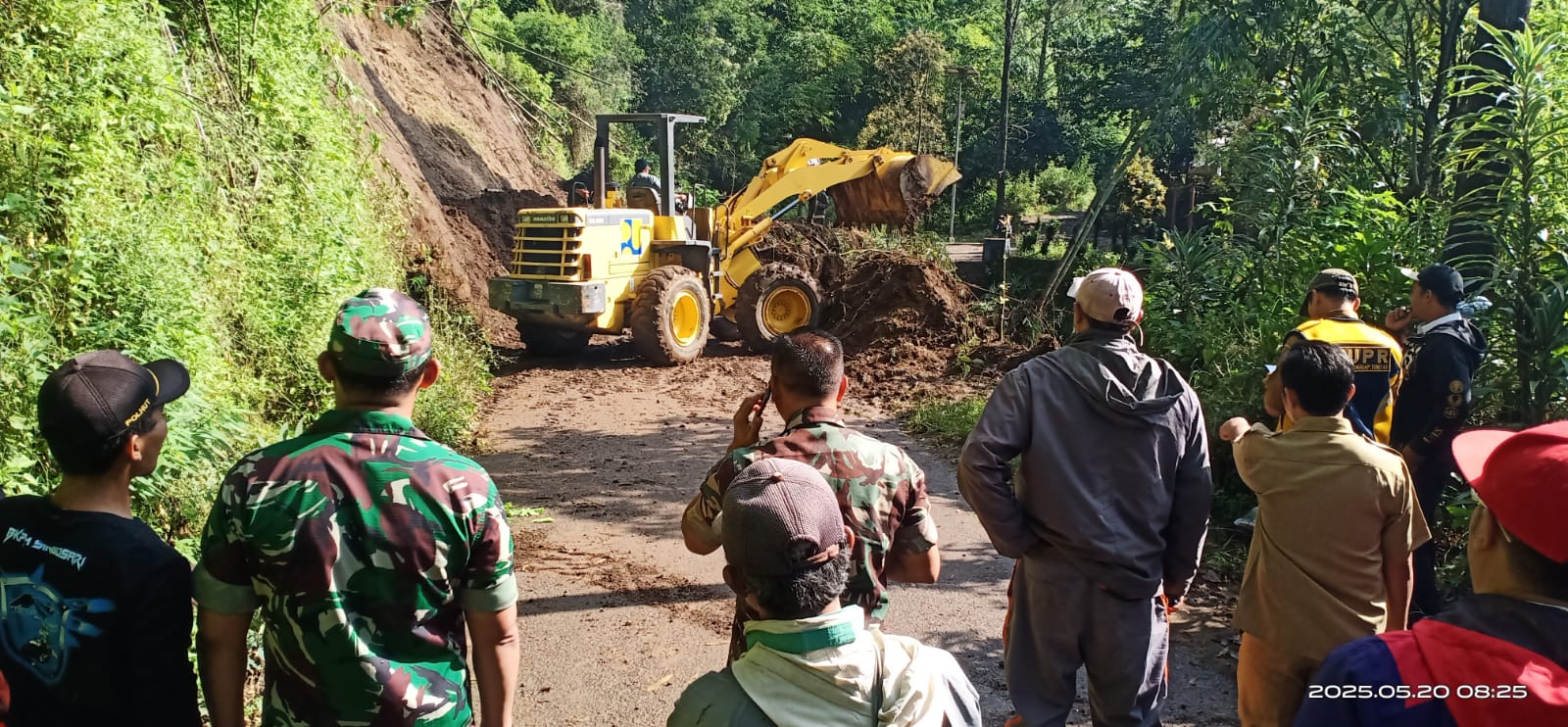 Longsor Timpa Jalan ke Pura Arjuno, Eskavator Dikerahkan untuk Evakuasi