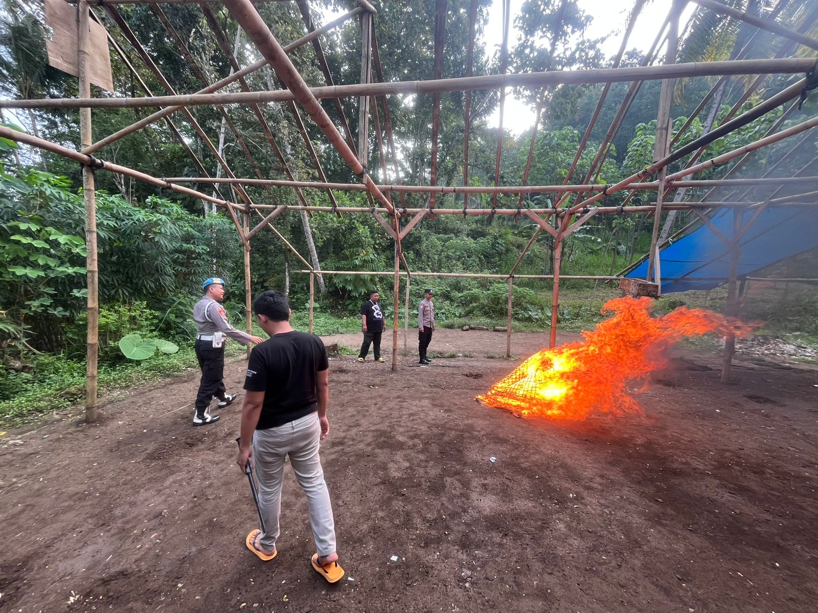 Polisi Bongkar Arena Sabung Ayam di Gedangan, Bangunan Dibakar di Tempat