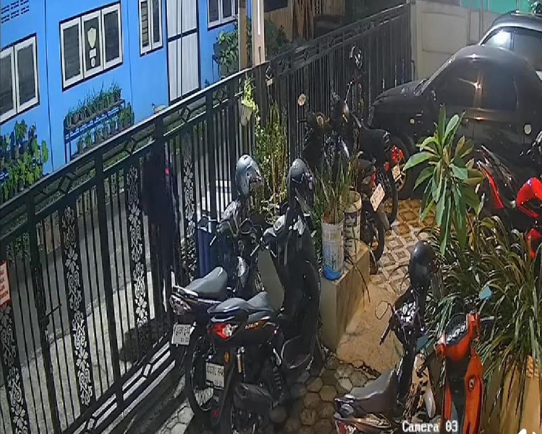 Pencuri Helm Terekam CCTV di Glintung, Warga Malang Resah!