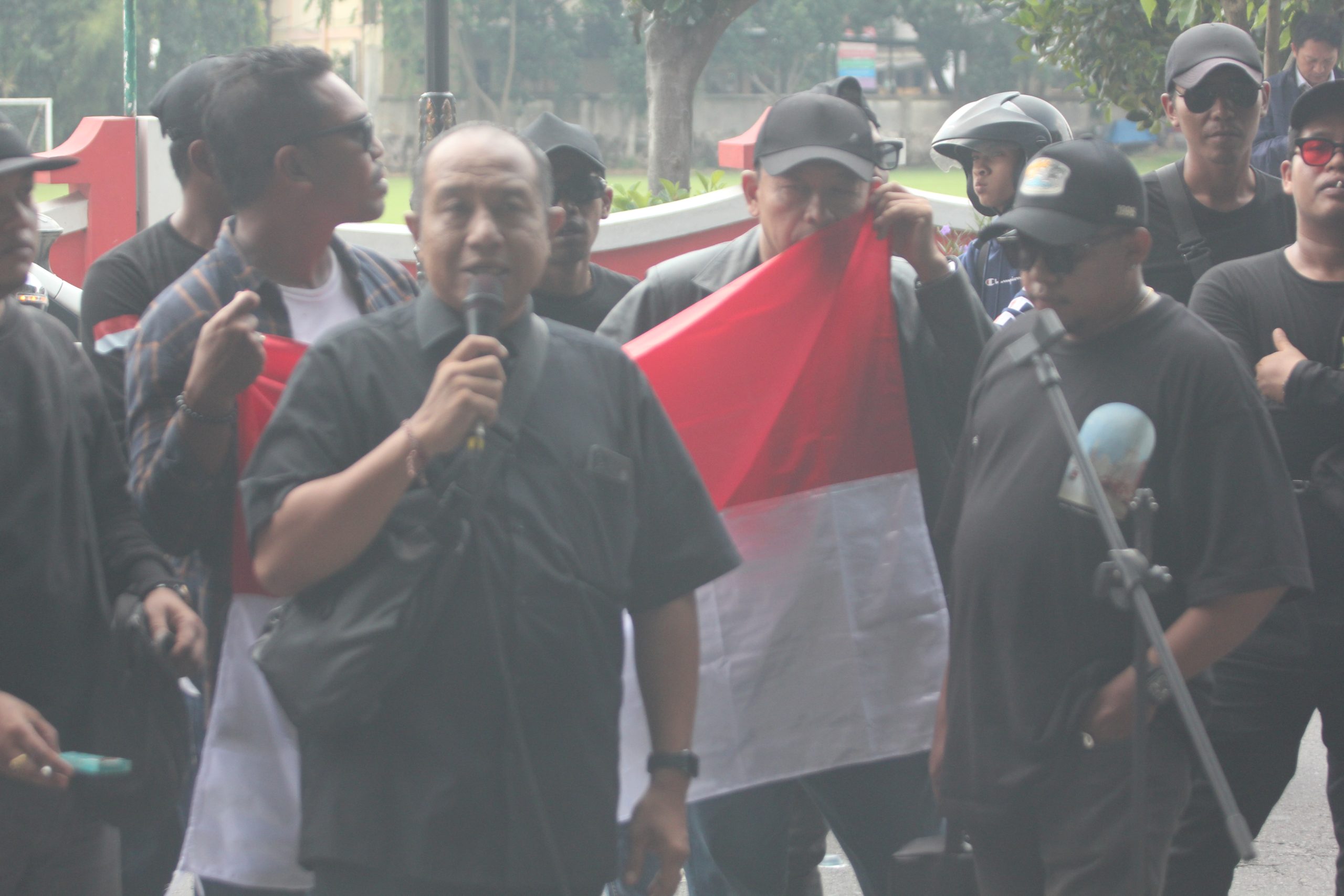 LSM Ratu Gelar Aksi Demo, Pertanyakan Transparansi Proyek Sentra PKL yang Mangkrak