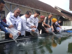 Kakanwil Ditjenpas Jatim Tebar 4.600 Benih Ikan di LPKA Blitar, Dorong Jiwa Wirausaha Anak Binaan