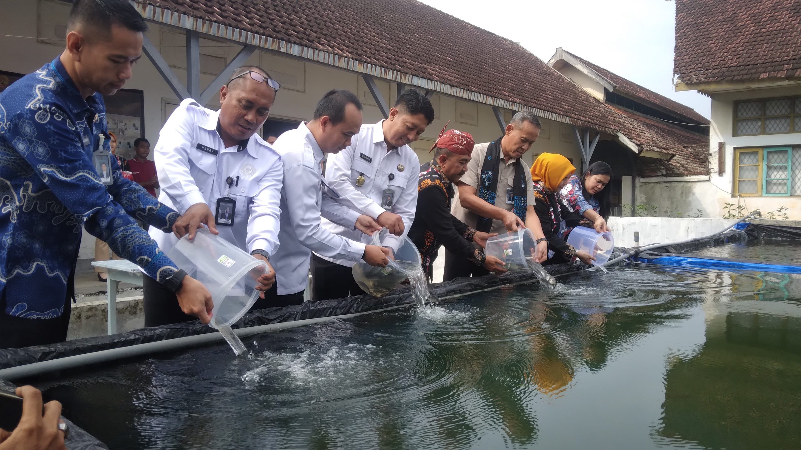 Kakanwil Ditjenpas Jatim Tebar 4.600 Benih Ikan di LPKA Blitar, Dorong Jiwa Wirausaha Anak Binaan