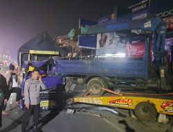Truk Hantam Kendaraan Parkir di Kanigoro, Sopir Diduga Mengantuk dan Tak Miliki SIM