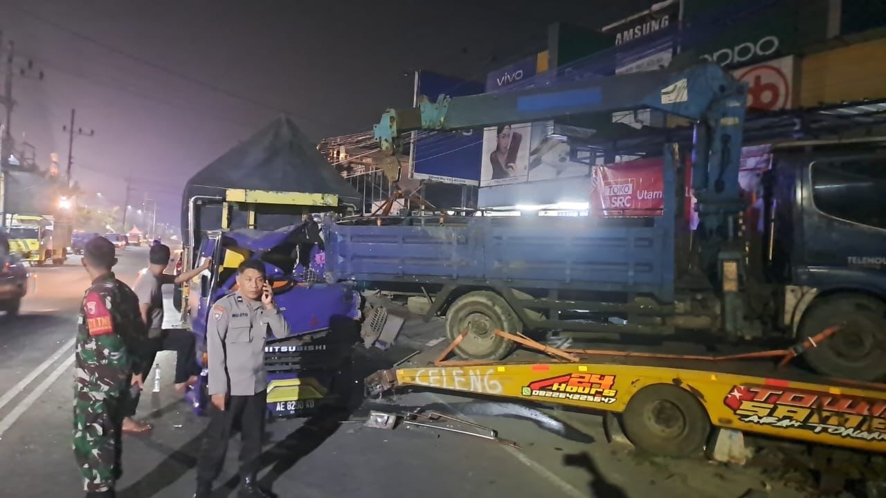 Truk Hantam Kendaraan Parkir di Kanigoro, Sopir Diduga Mengantuk dan Tak Miliki SIM