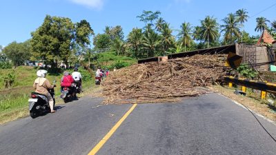 Truk Gandeng Bermuatan Tebu Terguling, Jalur Blitar-Malang Macet Hingga Enam Jam