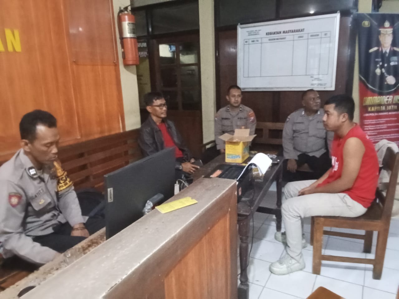 Blitar Gempar, Pengemudi Ojol Bakar Pikap di Pinggir Jalan