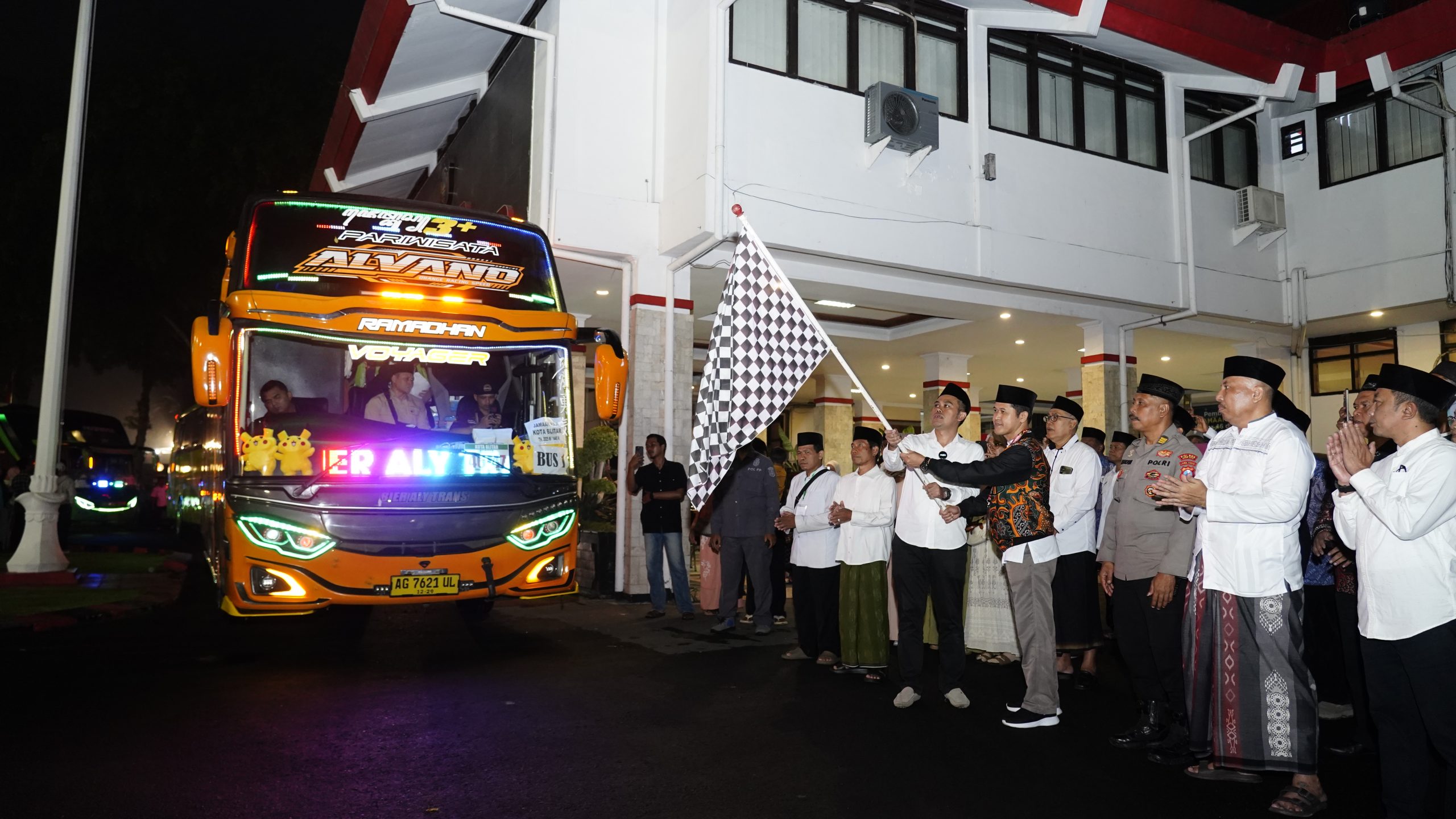 Ratusan Calon Jamaah Haji Kota Blitar Diberangkatkan, Wali Kota Titip Pesan Jaga Kesehatan