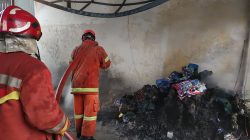 Gudang Busa di Jombang Ludes Terbakar, Petugas Damkar Butuh Dua Jam Padamkan Api!