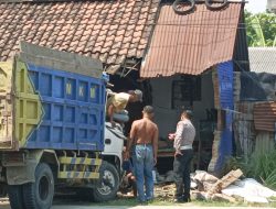 Truk Muatan Hilang Kendali di Diwek Jombang, Bangunan Warga Jadi Sasaran!