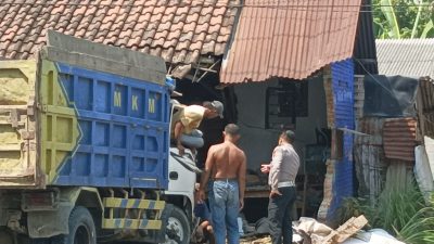 Truk Muatan Hilang Kendali di Diwek Jombang, Bangunan Warga Jadi Sasaran!