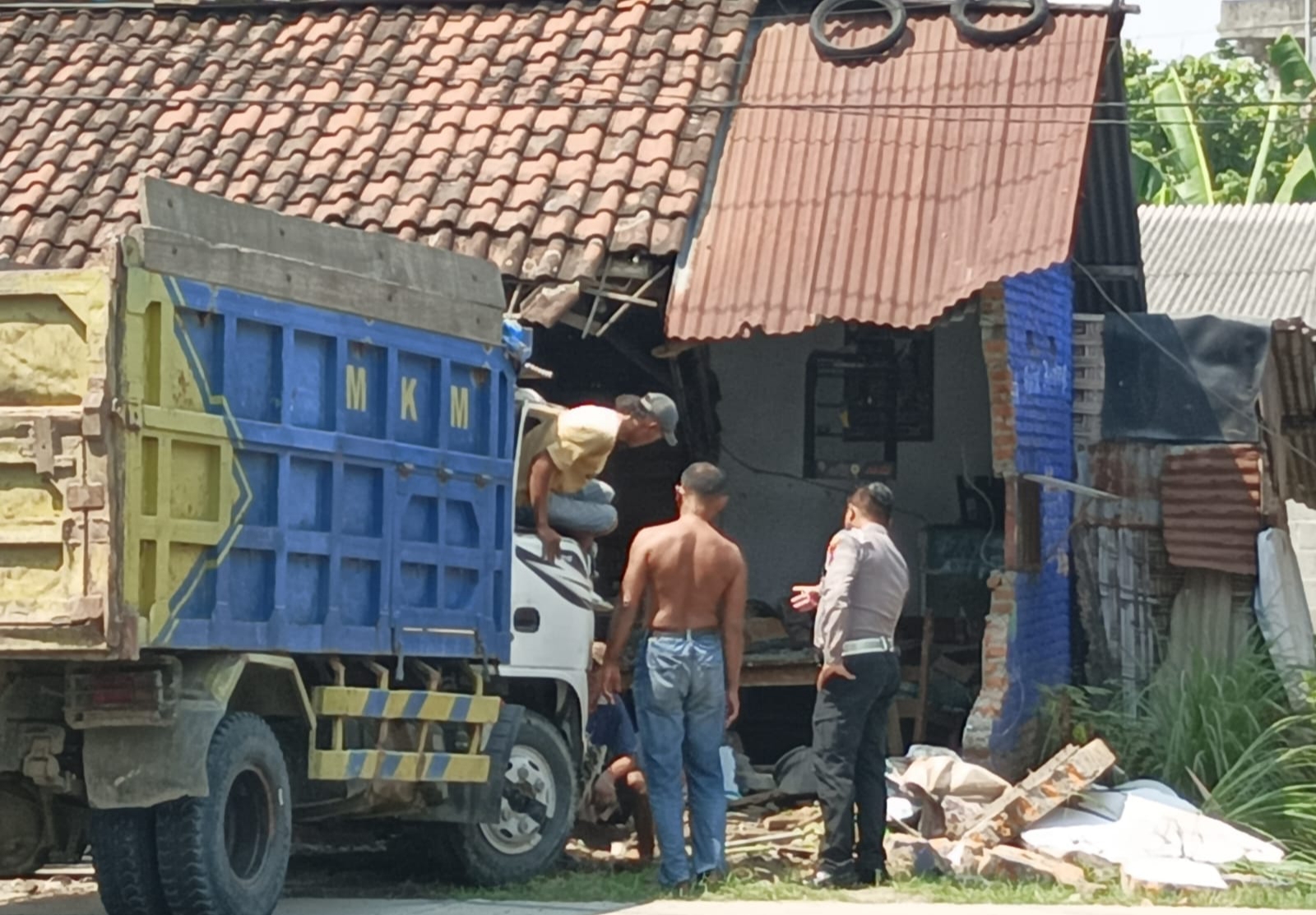 Truk Muatan Hilang Kendali di Diwek Jombang, Bangunan Warga Jadi Sasaran!