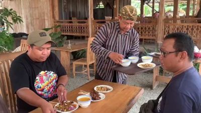 Kuliner Unik Sate Kronyos Ramaikan Warung Joglo Jombang