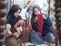 Musim Haji! Tasbih Gaharu dan Cendana Karya Anak Jombang Tembus Pasar Internasional