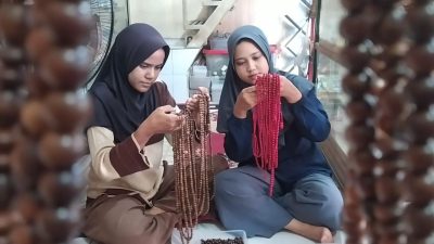 Musim Haji! Tasbih Gaharu dan Cendana Karya Anak Jombang Tembus Pasar Internasional