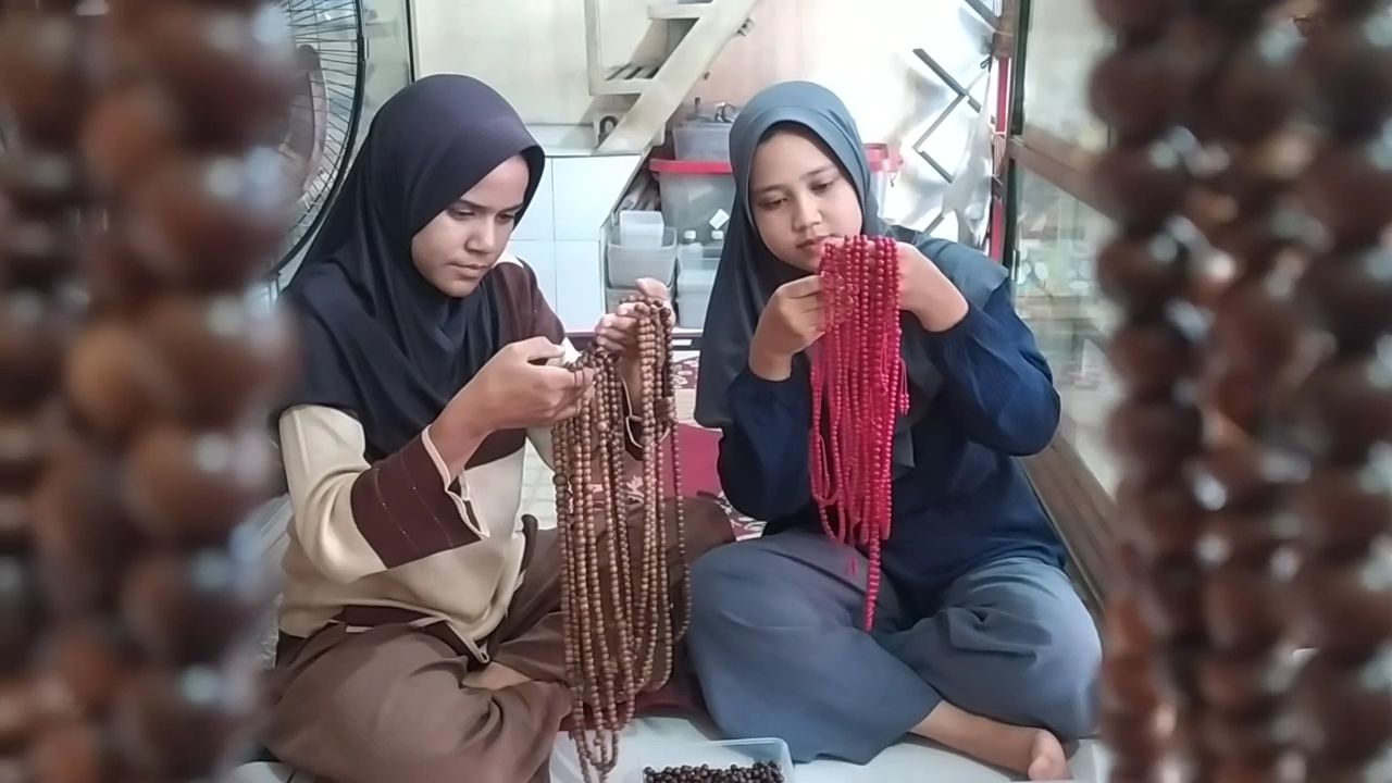 Musim Haji! Tasbih Gaharu dan Cendana Karya Anak Jombang Tembus Pasar Internasional