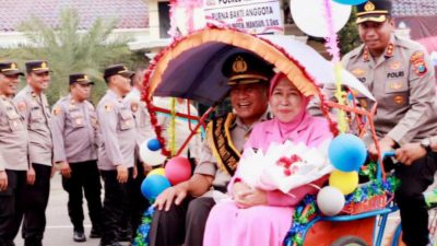 Tradisi Pedang Pora Iringi Purna Tugas 27 Anggota Polres Kediri