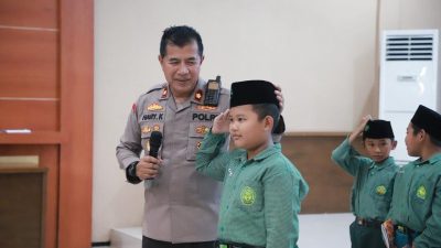 Puluhan Siswa SD Kunjungi Polres Kediri, Dapat Edukasi Hukum Sejak Dini
