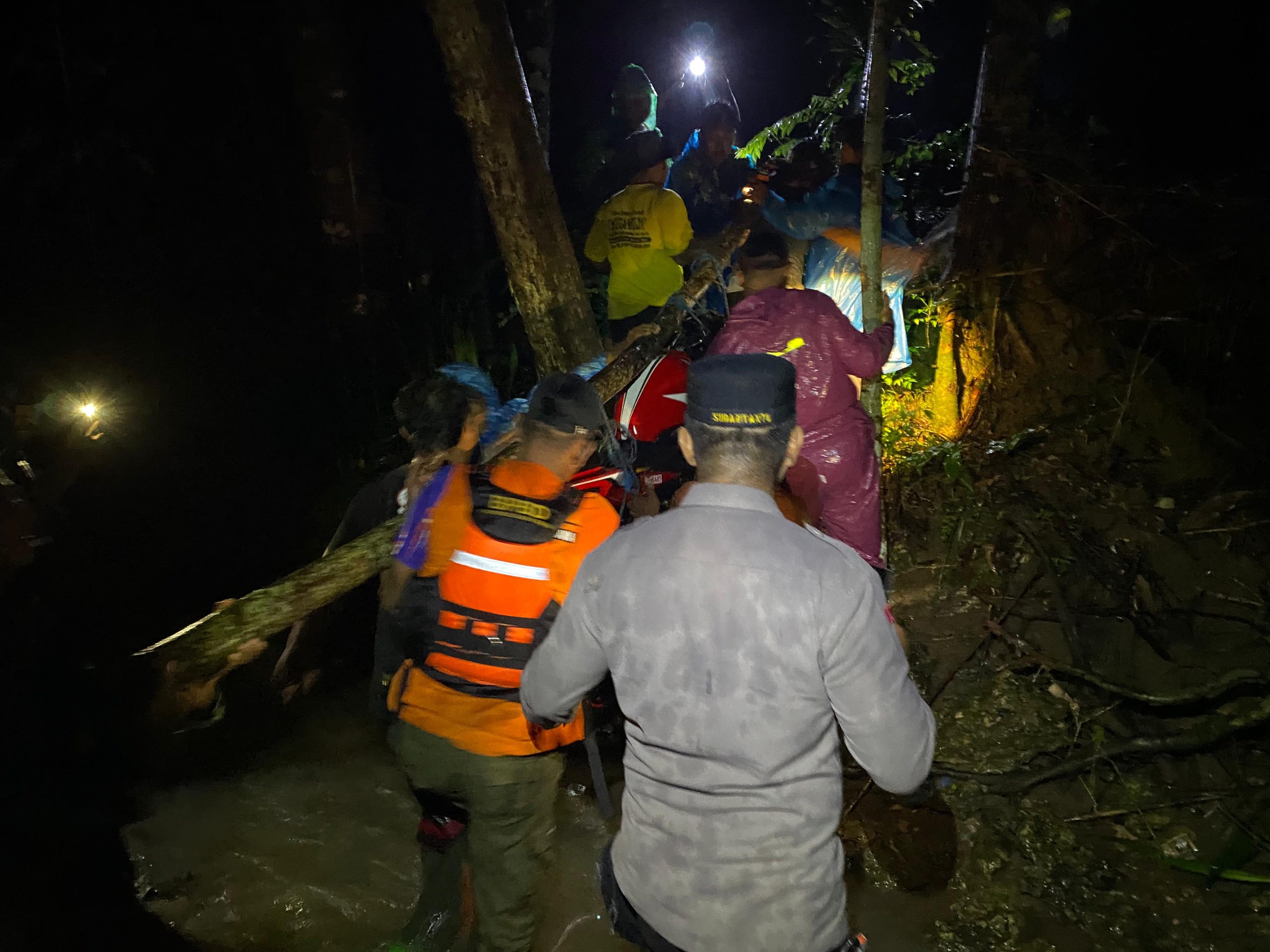 Dua Remaja Terseret Luapan Arus Sungai di Tulungagung, Pencarian Korban Wanita Masih Berlamjut!