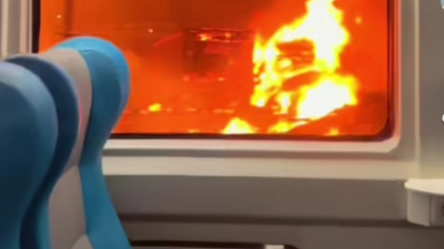 Pria Ini Kaget Saat Kereta Api yang Ditumpangi Melewati Api, Dikira Jembatan Shiratal Mustaqim