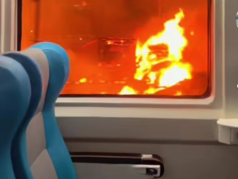 Pria Ini Kaget Saat Kereta Api yang Ditumpangi Melewati Api, Dikira Jembatan Shiratal Mustaqim