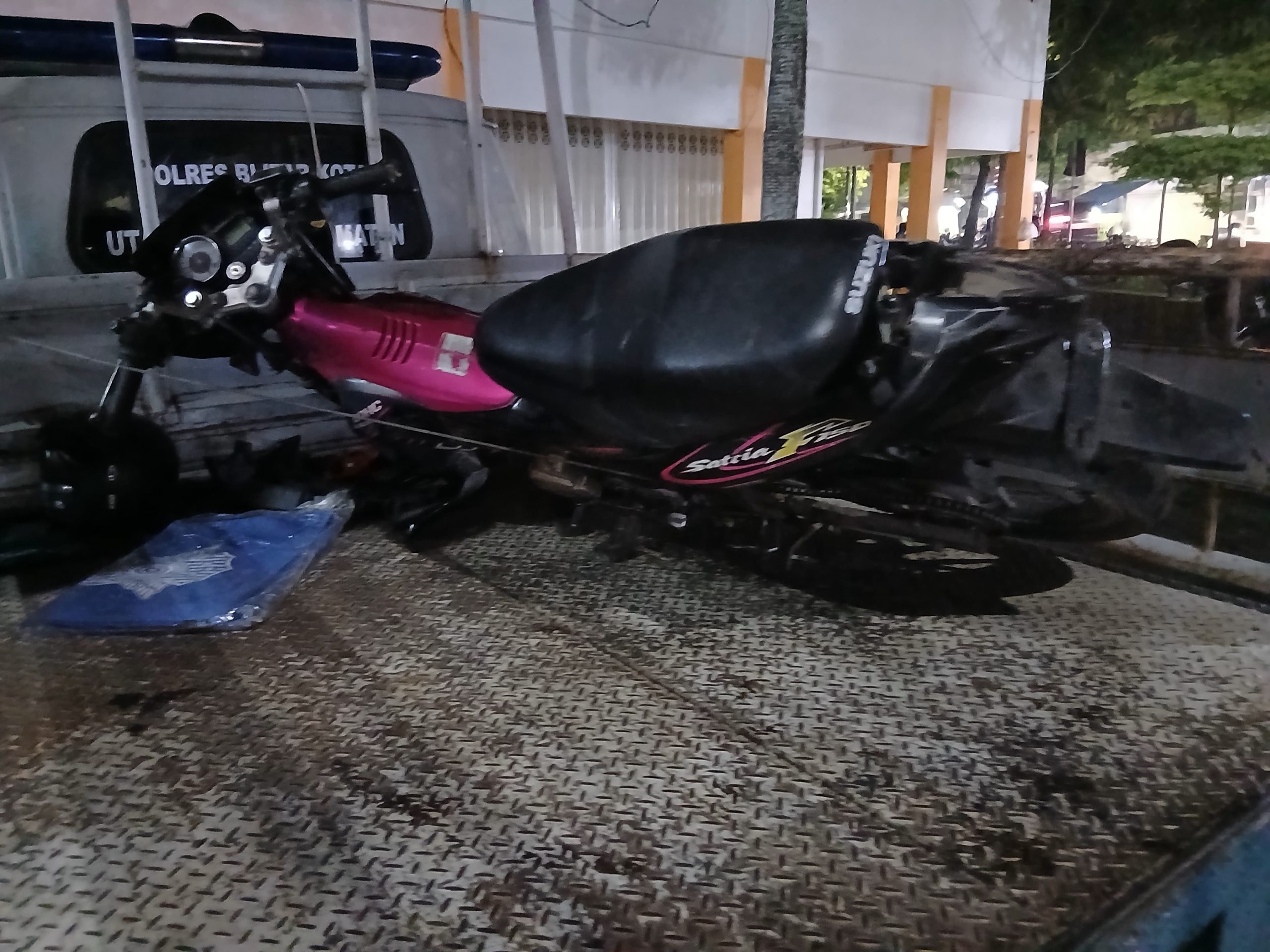 Nekat Terobos Isyarat Relawan, Pengendara Motor Tewas Terlindas Truk Bermuatan Aspal di Blitar