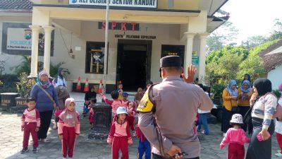 Anak-Anak Tapos Blabak Kunjungi Polsek Kandat, Belajar Dekat dengan Polisi