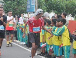 Siswa SDN Paron Ngasem Semarakkan Penyambutan Peserta Maraton KHM IV