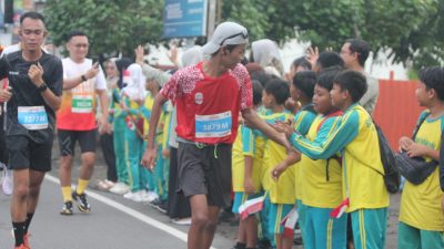 Siswa SDN Paron Ngasem Semarakkan Penyambutan Peserta Maraton KHM IV