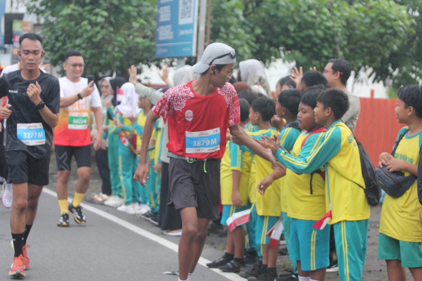 Siswa SDN Paron Ngasem Semarakkan Penyambutan Peserta Maraton KHM IV