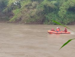 Calon Penumpang Tenggelam di Sungai Brantas Usai Dermaga Bambu Roboh