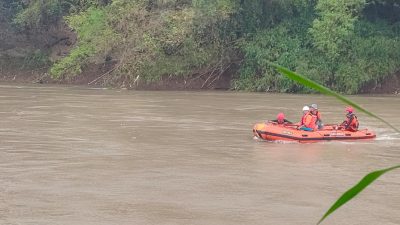 Calon Penumpang Tenggelam di Sungai Brantas Usai Dermaga Bambu Roboh